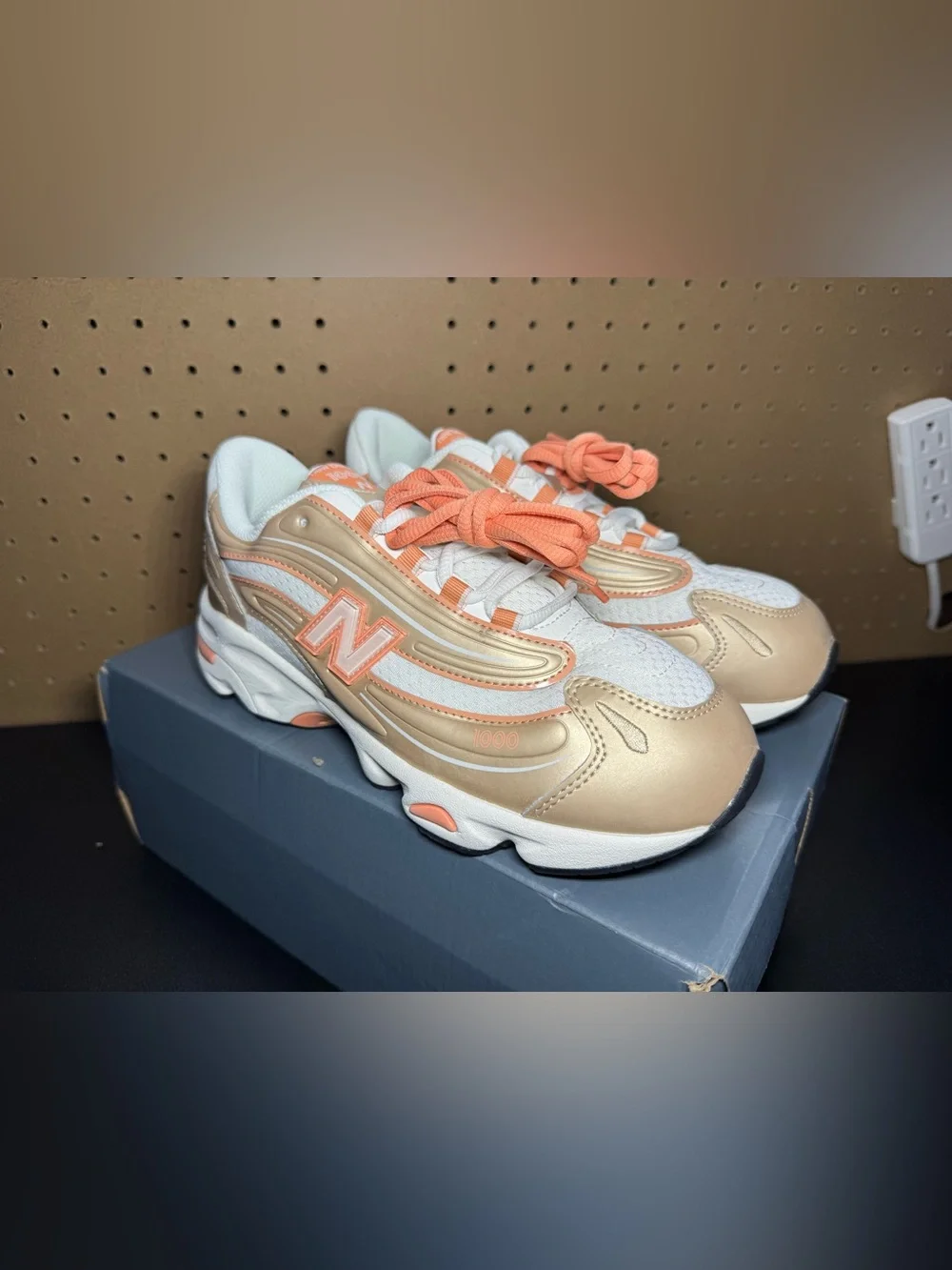 New Balance 1000 Sneakers Youths 5, Women’s 6.5 Metallic Gold & Peach Accent Sne
